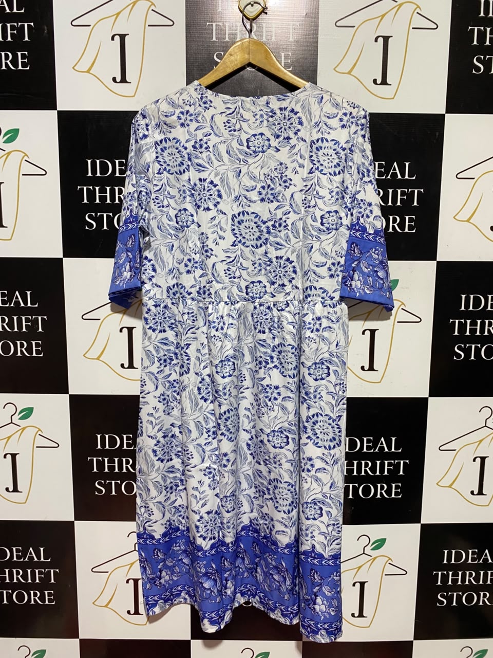 |L| BUST 21| A6| BLUE & WHITE FLORAL PRINT V-NECK MIDI DRESS
