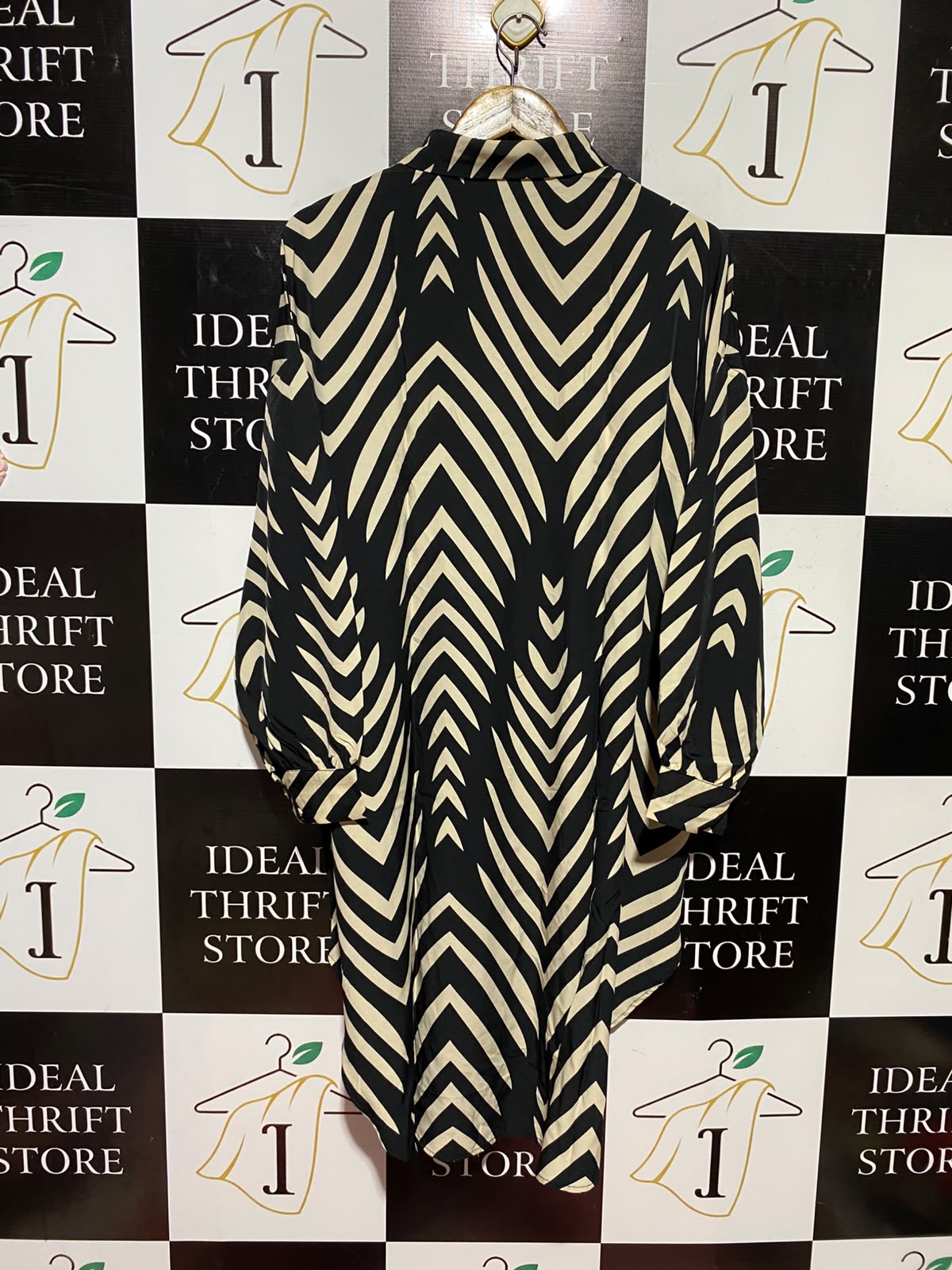 BEST LIVE |M/L| BUST 26| A7| BLACK AND CREAM GEOMETRIC CHEVRON BUTTON-DOWN OVERSIZED TUNIC SHIRT DRESS