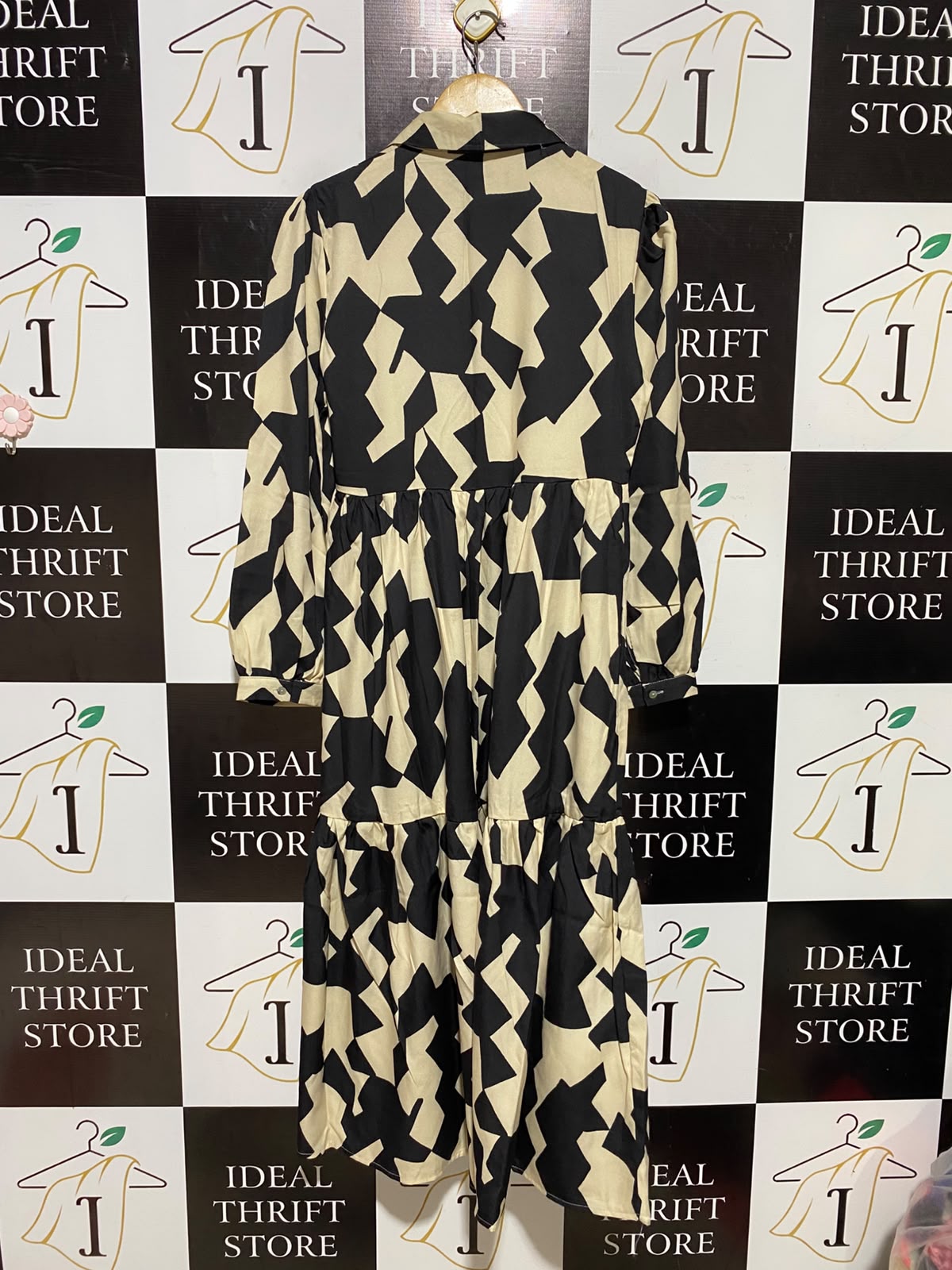 SHEIN |S| BUST 18| A8| WOMEN'S BLACK & BEIGE ABSTRACT GEOMETRIC TIERED SHIRT DRESS