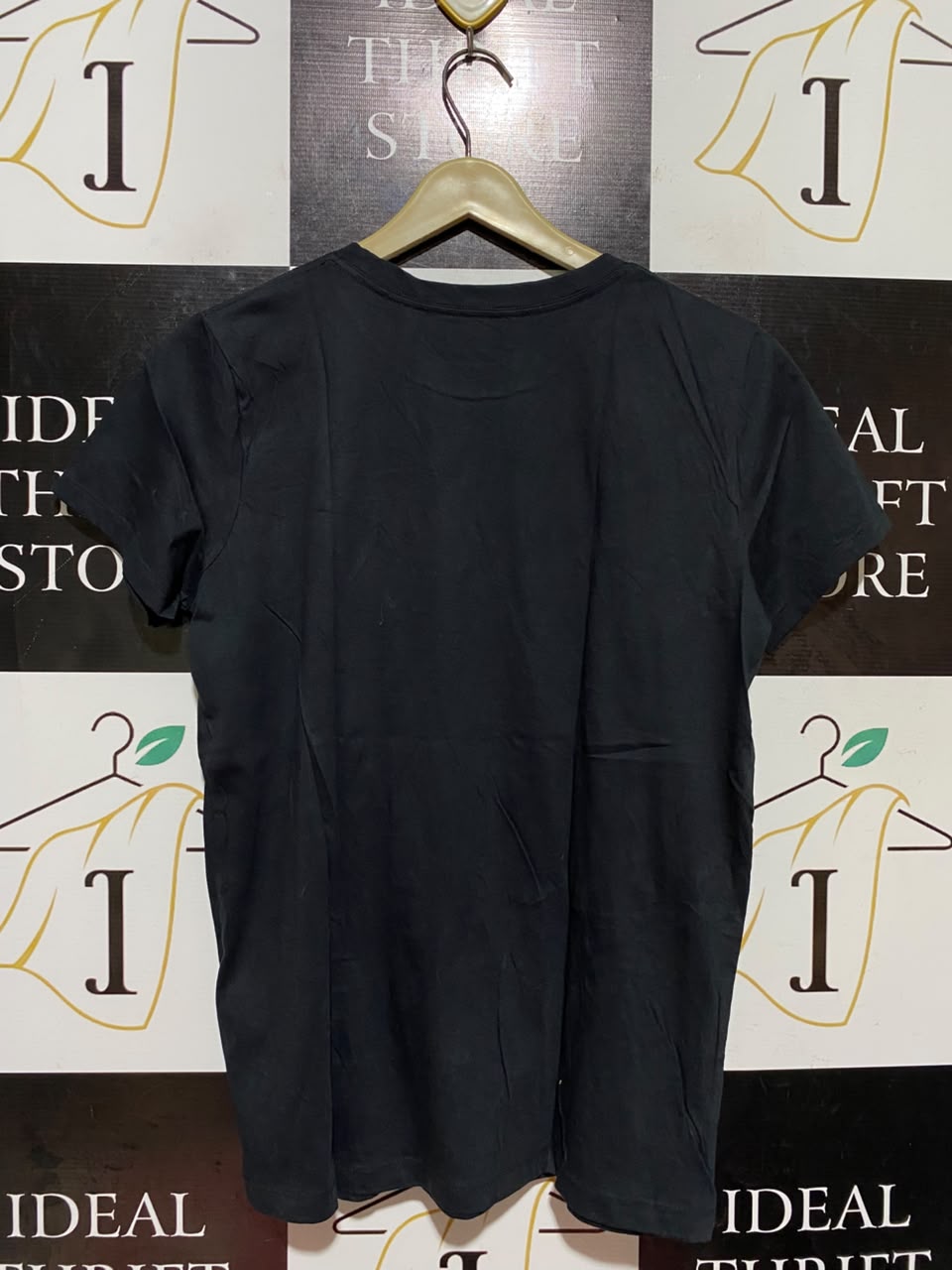 UNDER ARMOUR |M| BUST 19| A18| ENHANCE YOUR ACTIVEWEAR COLLECTION WITH THIS UNDER ARMOUR BLACK LOGO ATHLETIC T-SHIRT