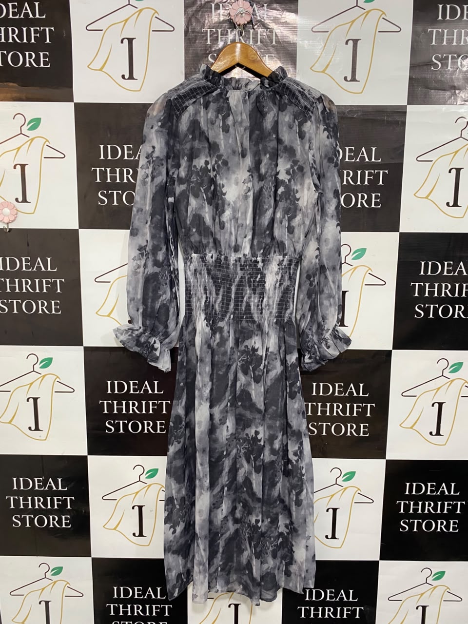 |M| BUST 17| A23| GREY AND BLACK ABSTRACT FLORAL SMOCKED LONG-SLEEVE MIDI DRESS