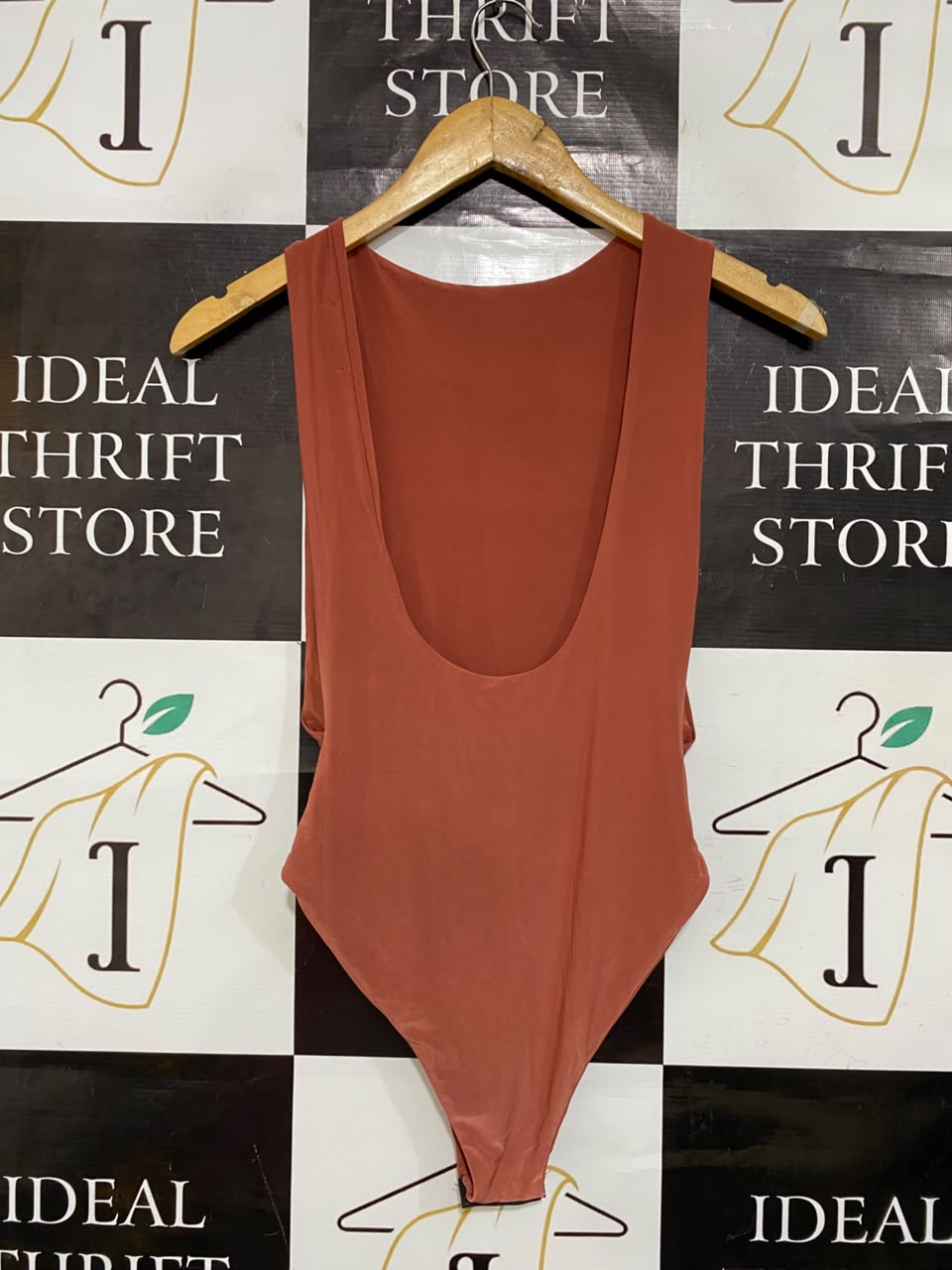 I SAW IT FIRST |XS| BUST 11| A24| TERRACOTTA SLEEVELESS BODYSUIT