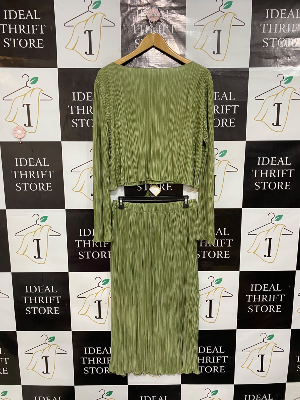 |L| A26| CHIC OLIVE GREEN CRINKLED PLEATED TWO-PIECE CROP TOP & SKIRT SET