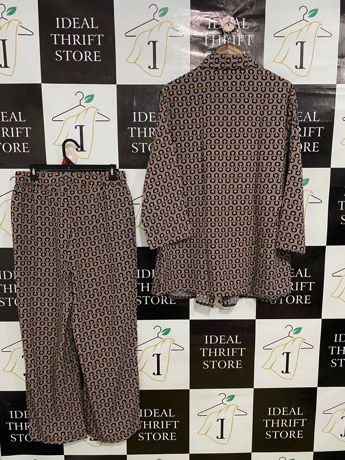 SHEIN |XL| A32| BLACK, ORANGE & WHITE GEOMETRIC PRINT COLLARED SHIRT & PANTS CO-ORD SET
