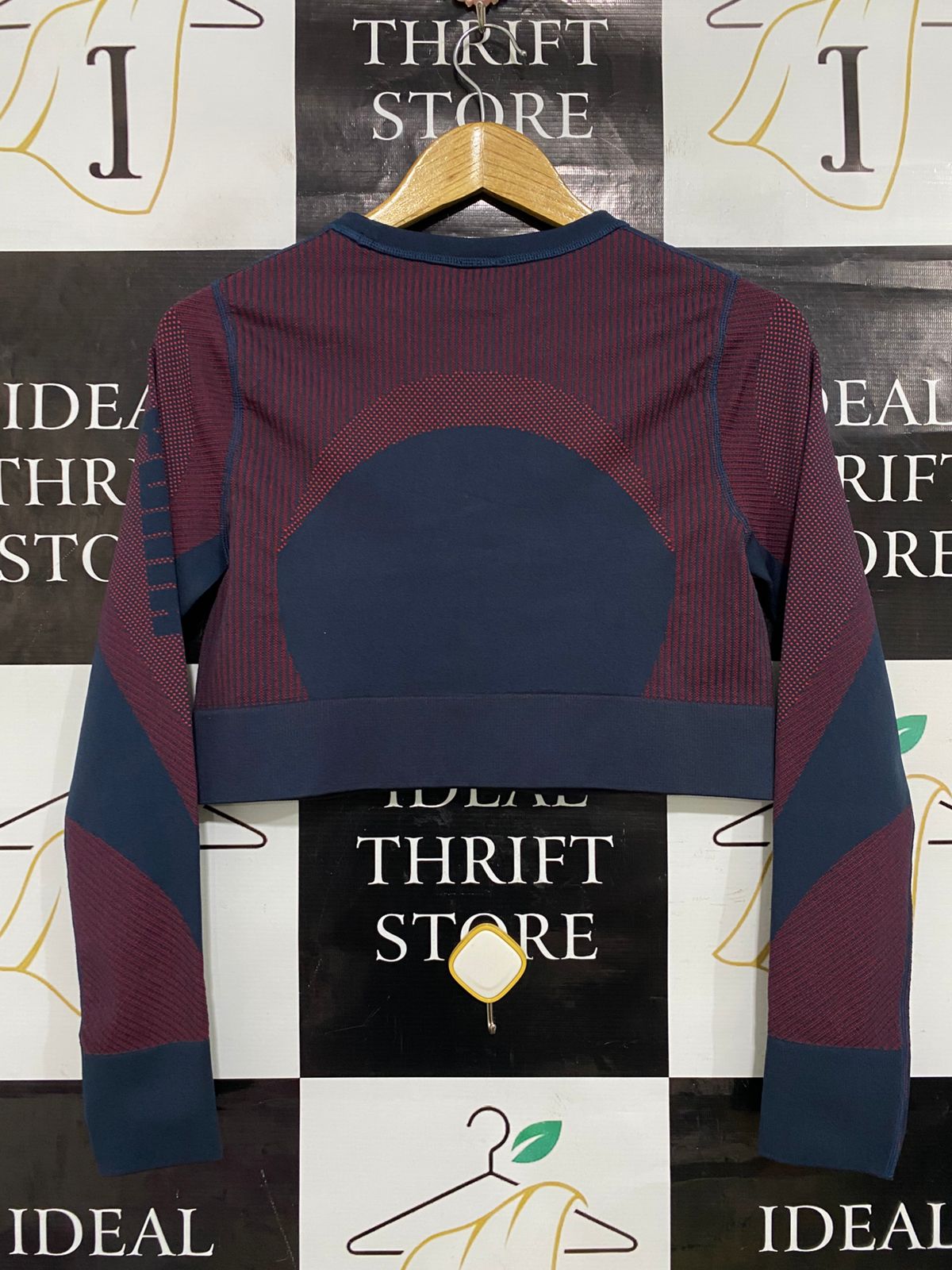 PUMA |L| BUST 15| A34| NAVY & MAROON SEAMLESS LONG-SLEEVE ATHLETIC CROP TOP