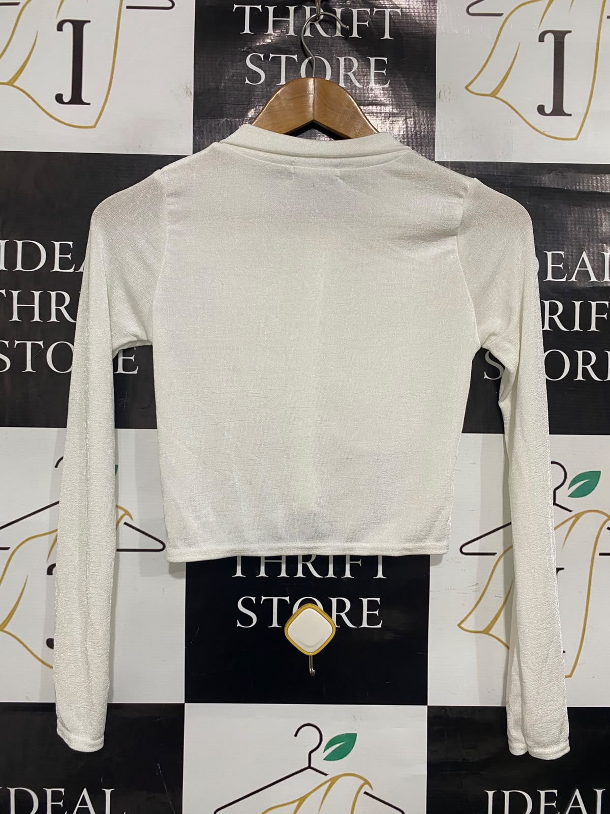 PRETTYLITTLE THING |S| BUST 15| A36| WHITE RUFFLED BUTTON-UP LONG-SLEEVE CROPPED POLO TOP
