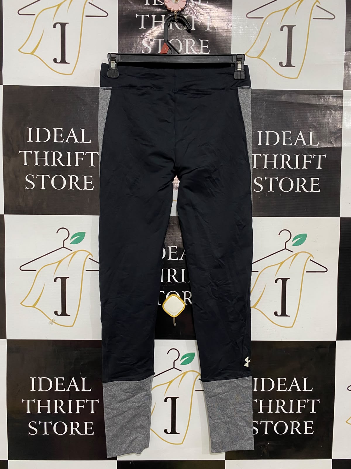 UNDER ARMOUR |XS| WAIST 24| A38| BLACK & GREY COLORBLOCK PERFORMANCE LEGGINGS