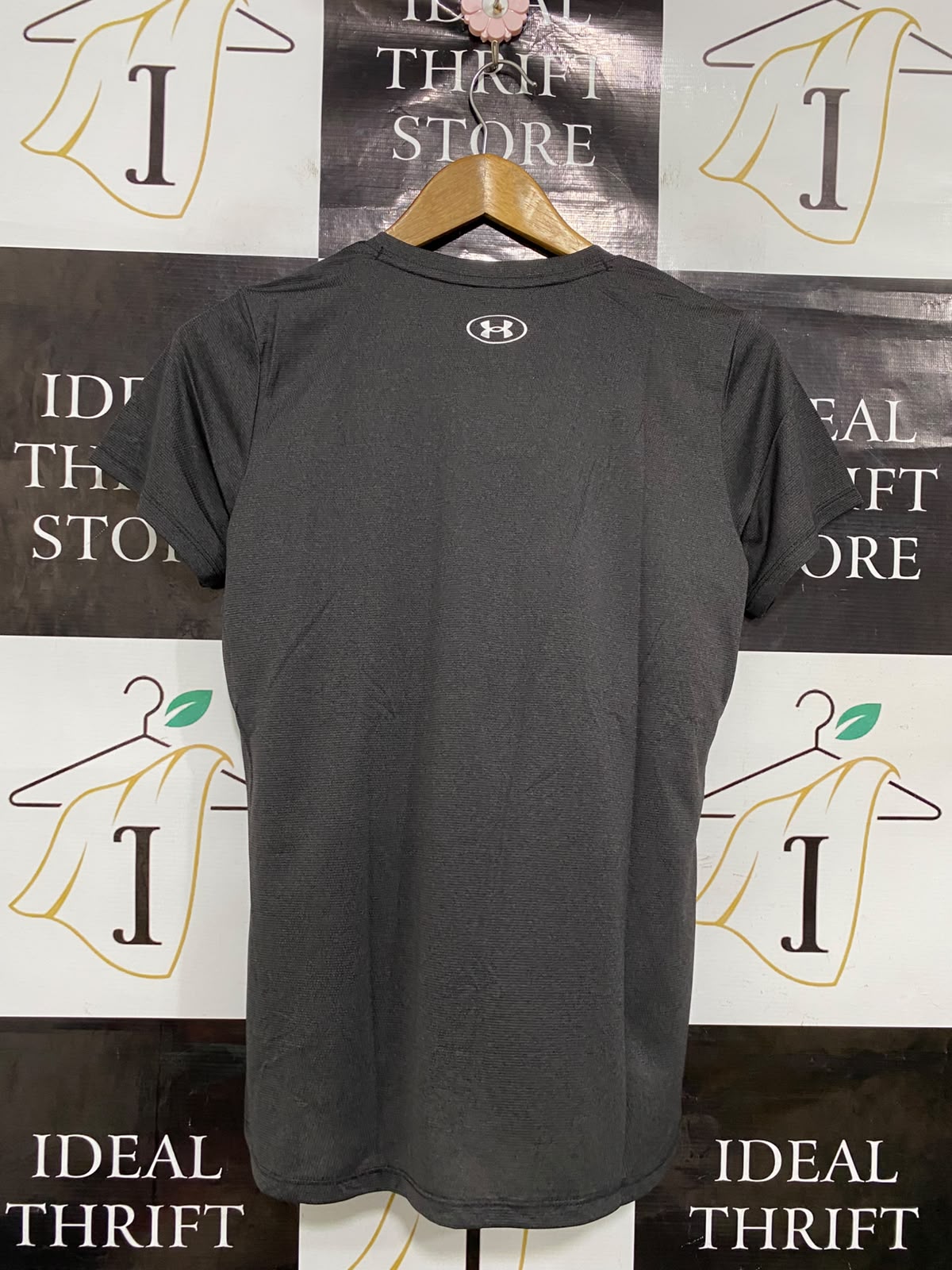 UNDER ARMOUR |M| BUST 17| A38| CHARCOAL GREY HEATGEAR V-NECK ATHLETIC T-SHIRT