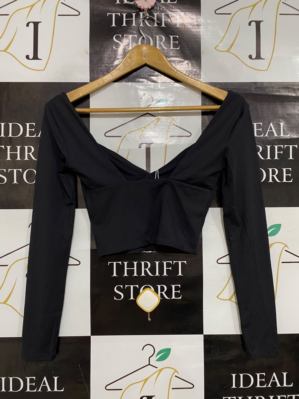 SUPRE |XS| BUST 14| A46| BLACK V-NECK LONG-SLEEVE CROP TECHNICAL UTILITY TOP