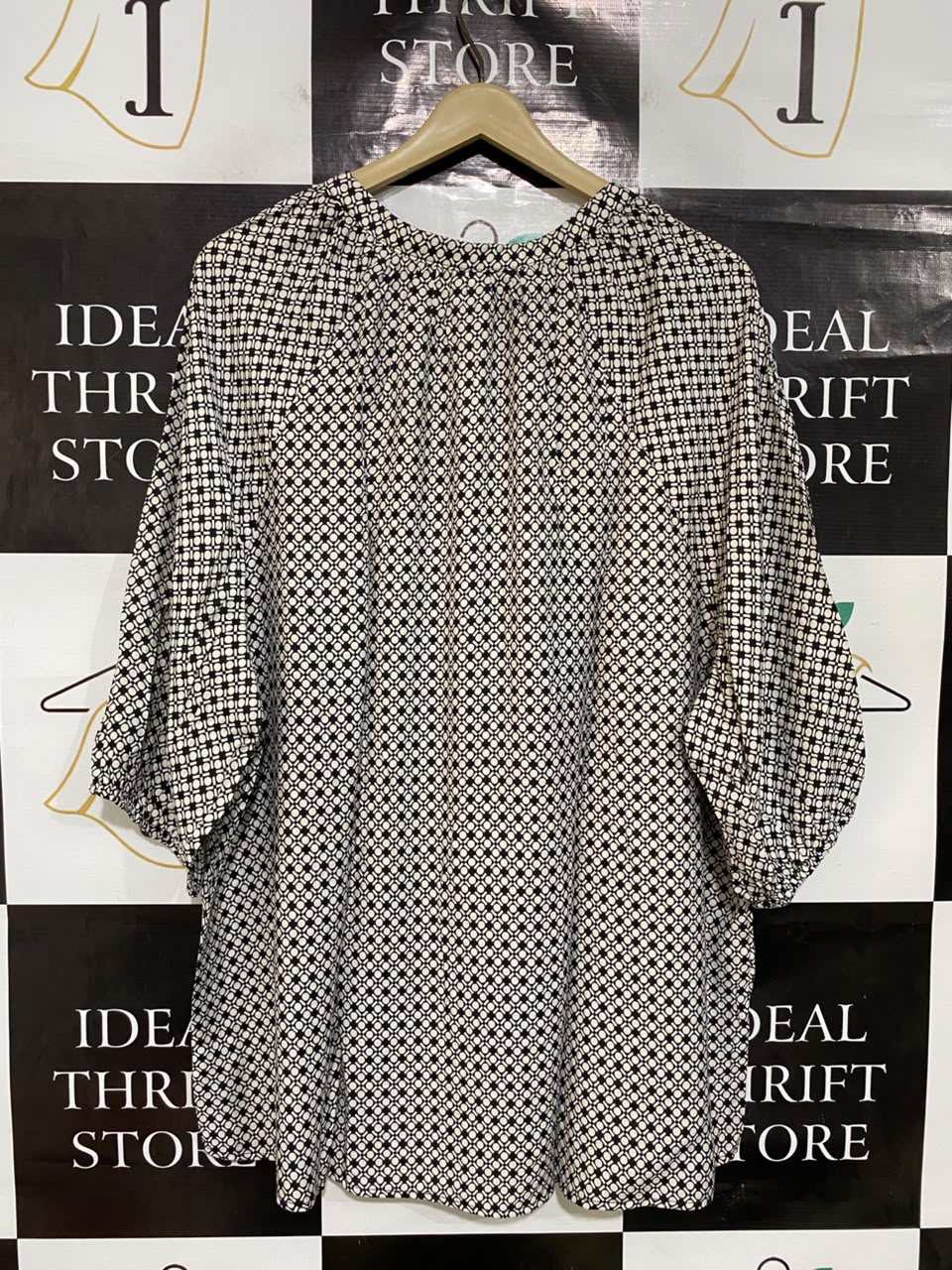 AVELLA |XL| BUST 26| A48| BLACK-AND-WHITE GEOMETRIC PRINT TIE-NECK TECHNICAL UTILITY BLOUSE