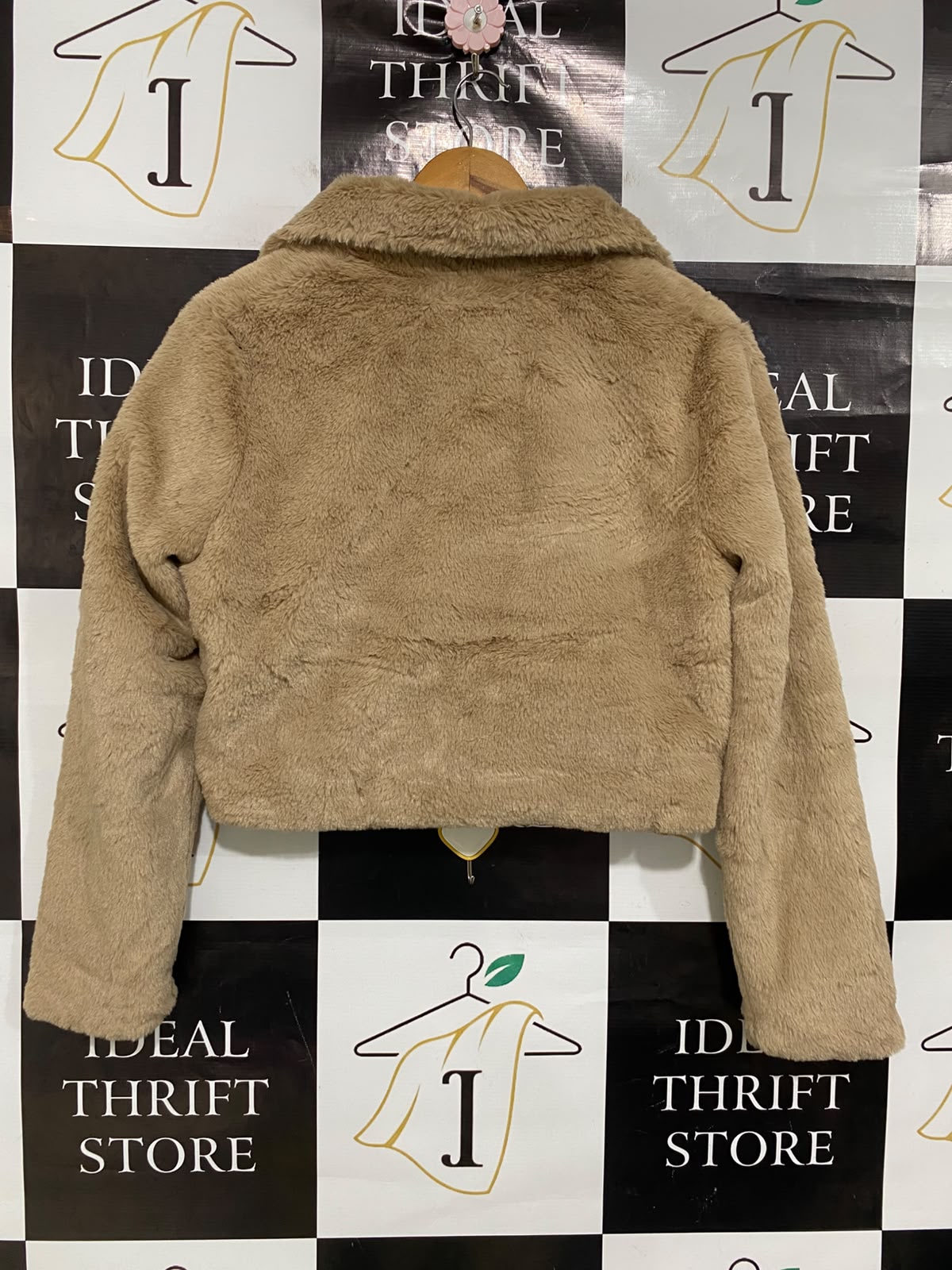 PRETTYLITTLE THING |S| BUST 19| A52| BEIGE CROPPED FAUX-FUR COLLARED TECHNICAL UTILITY JACKET