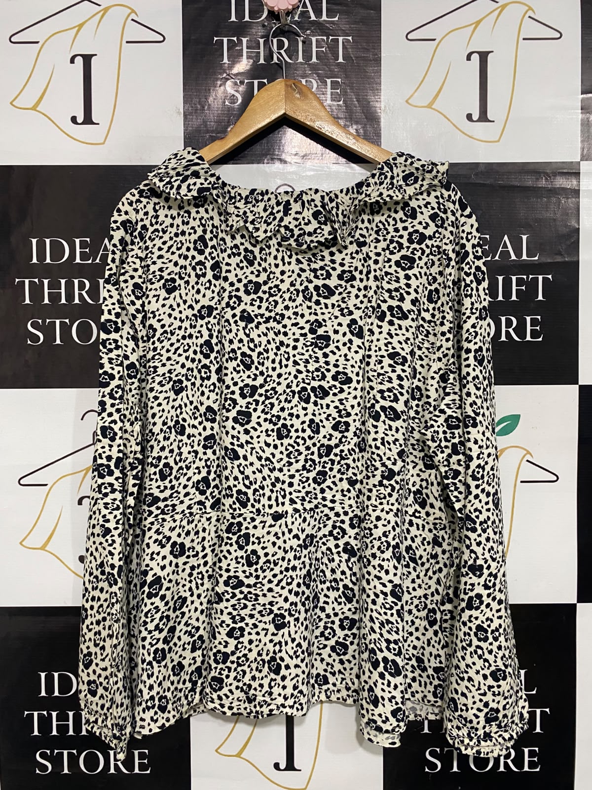 CAPSULE |XL| BUST 24| A53| BLACK AND WHITE ANIMAL-PRINT RUFFLE-COLLAR TECHNICAL UTILITY BLOUSE