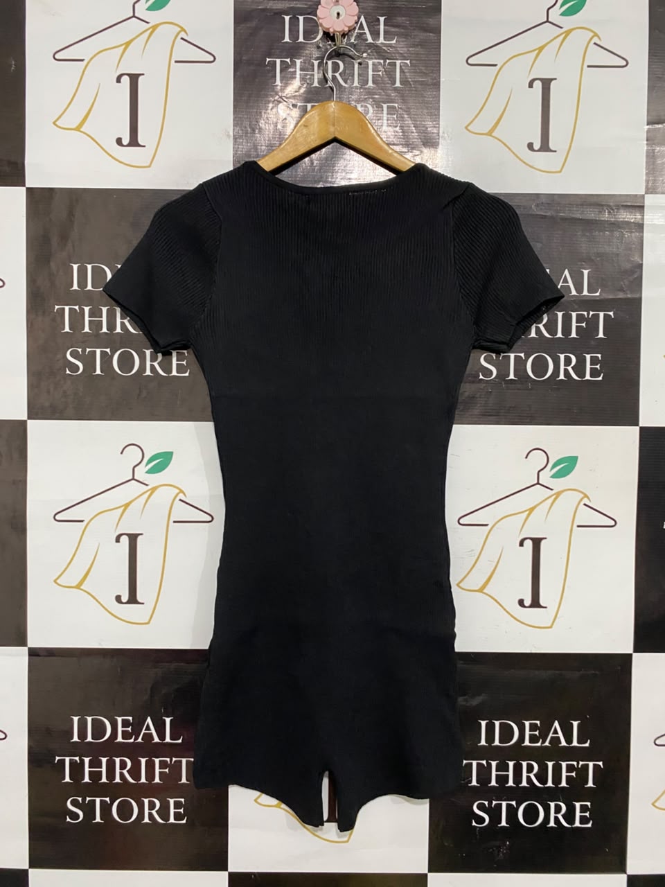 BEGINNING BOUTIQUE |S| BUST 14| A55| BLACK RIBBED KEYHOLE SHORT-SLEEVE TECHNICAL UTILITY ROMPER