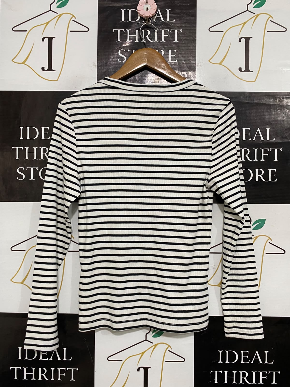 TARGET ACTIVE |M| BUST 16| A57| BLACK AND WHITE STRIPED SCOOP-NECK TECHNICAL UTILITY LONG-SLEEVE TOP