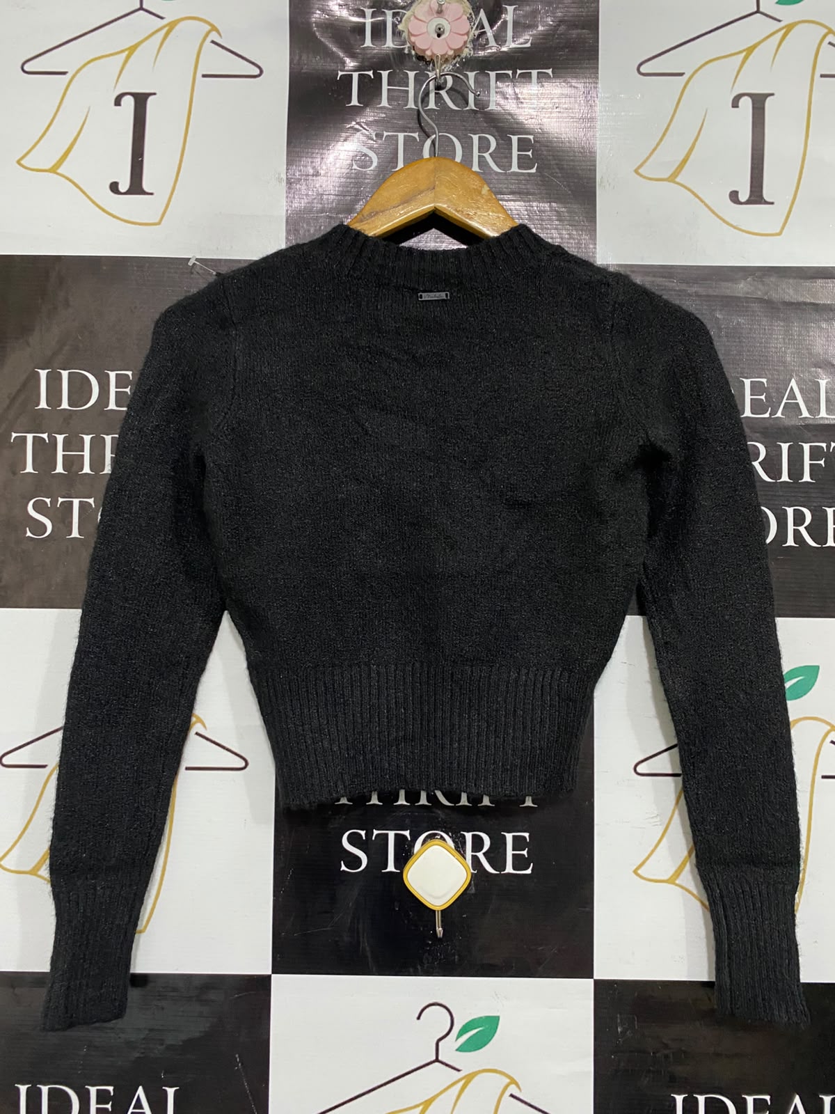 MOOLOOLA |S| BUST 15| A66| BLACK CROPPED V-NECK SWEATER