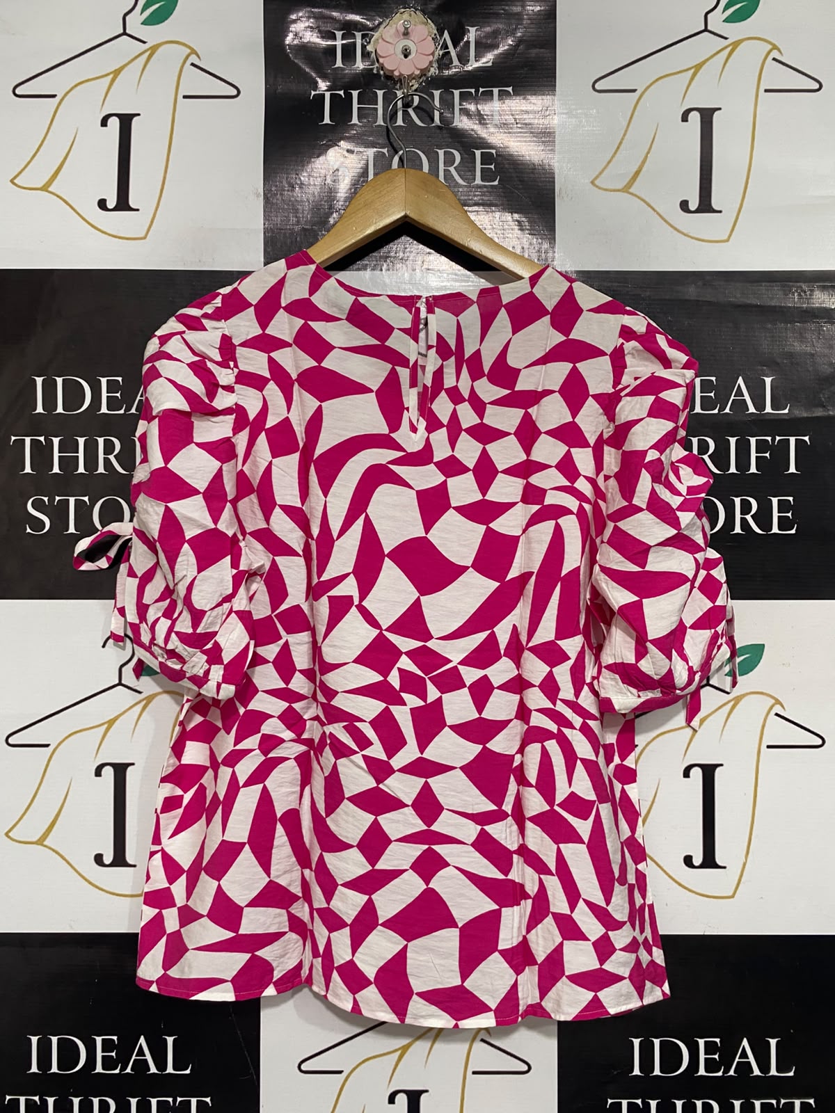 PHASE EIGTH |M| BUST 20| A67| MAGENTA & WHITE GEOMETRIC RUFFLE SLEEVE TOP