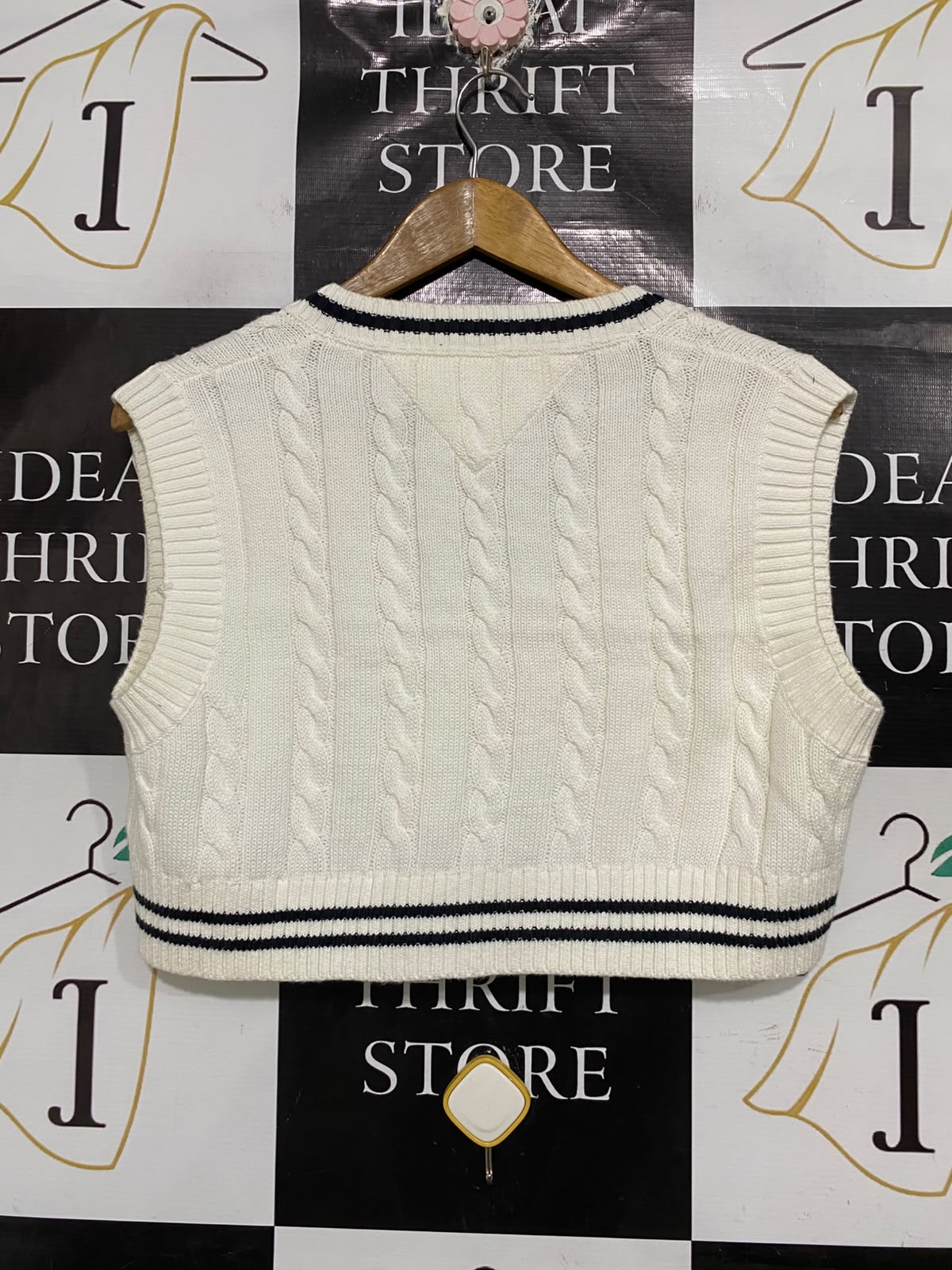 TOMMY JEANS |M| BUST 19| A70| WHITE CABLE-KNIT V-NECK SWEATER VEST
