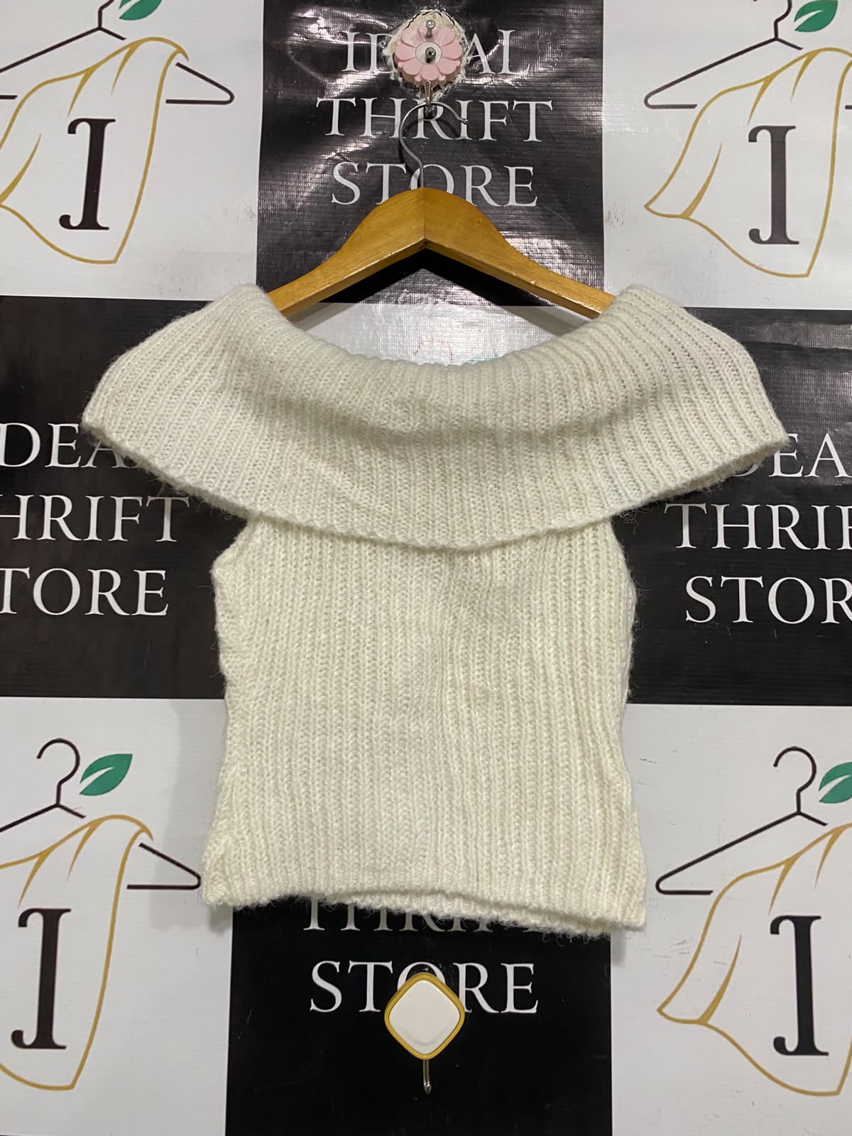 GLASSONS |XS | BUST 12| A75 | WHITE RIBBED OFF-SHOULDER FOLDOVER COLLAR KNIT TOP