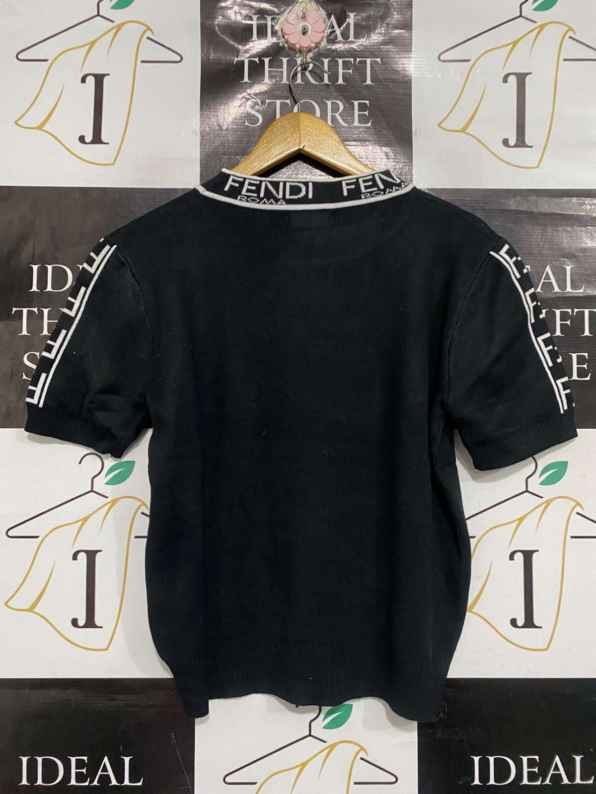 FENDI |M | BUST 20 | A75 | BLACK LOGO COLLAR STUDDED SHORT SLEEVE KNIT TOP