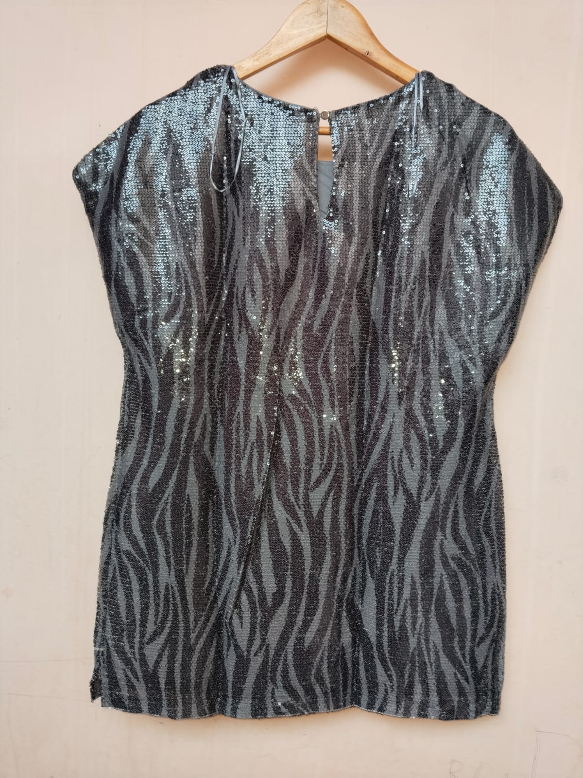 Cable and Gauge Sequin Zebra Print Blouse Sz M Black Gray Short Sleeve Top Shirt W-18 / L-28
