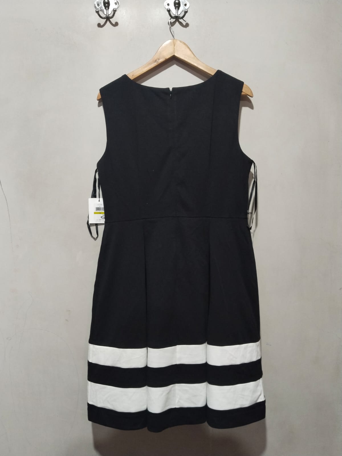 Calvin Klein Black/White Fit & Flare Dress W-19 / L-38