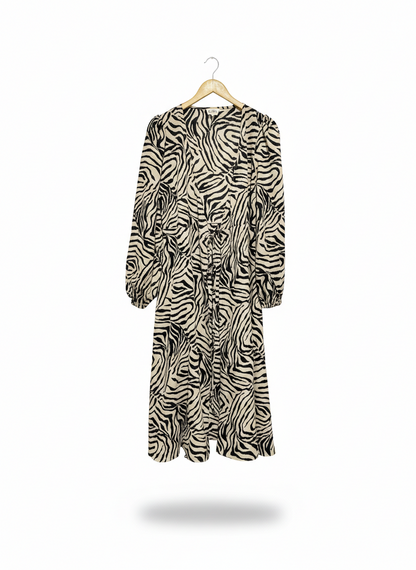 CALLI |M| BUST 17| STUNNING MONOCHROME ZEBRA PRINT LONG SLEEVE MIDI DRESS - CHIC ANIMAL PRINT PULLOVER