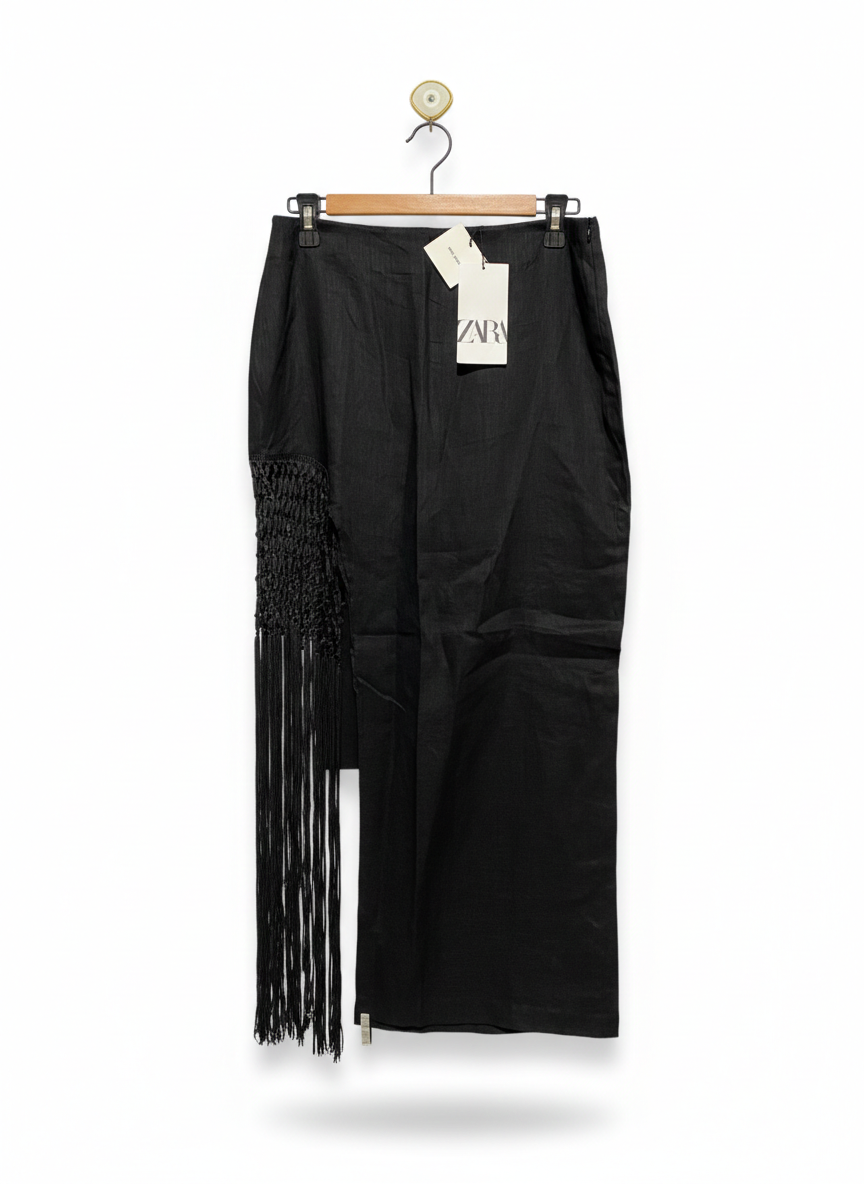 ZARA |L| WAIST 30| A STRIKING AND MODERN MID-LENGTH BLACK SKIRT FEATURING A DRAMATIC