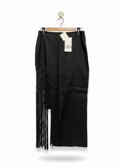 ZARA |L| WAIST 30| A STRIKING AND MODERN MID-LENGTH BLACK SKIRT FEATURING A DRAMATIC