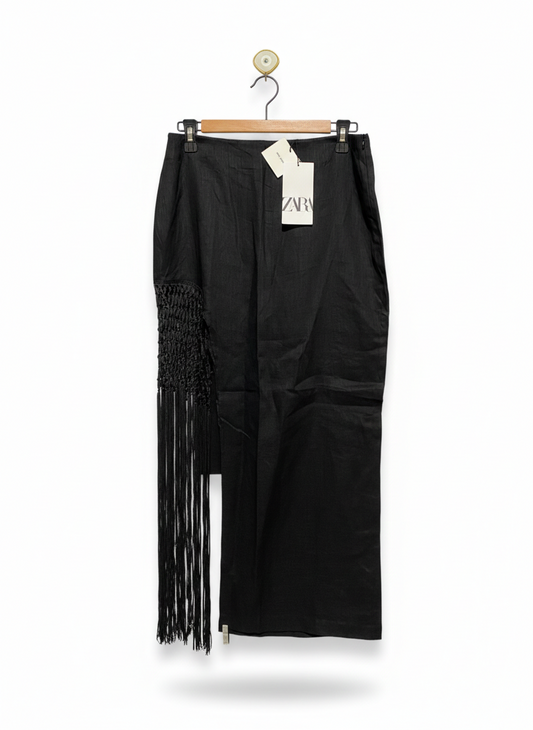 ZARA |L| WAIST 30| A STRIKING AND MODERN MID-LENGTH BLACK SKIRT FEATURING A DRAMATIC