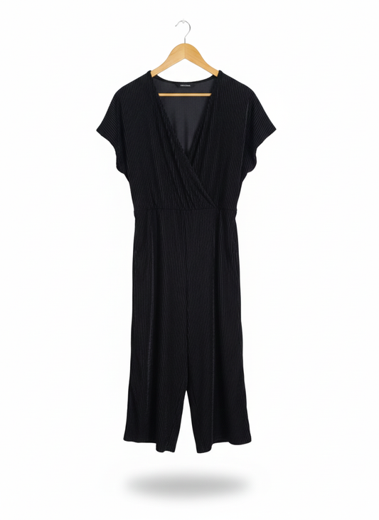 NEW LOOK|M|BUST 18| BLACK SHORT SLEEVE PLISSÉ JUMPSUIT