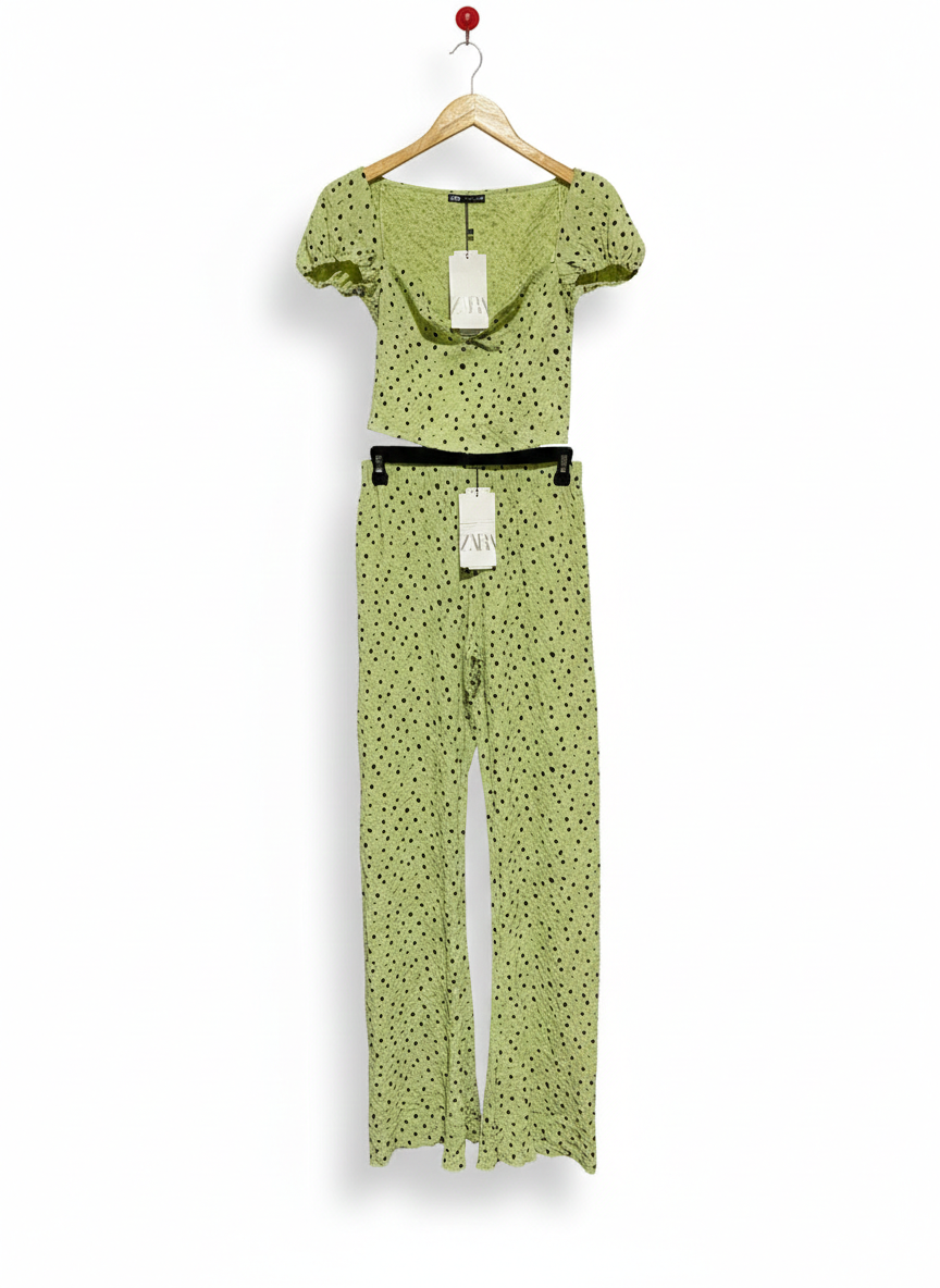 ZARA |S| STYLISH AND PLAYFUL TWO-PIECE SET FEATURING A PUFF-SLEEVE CROP TOP AND MATCHING FLARED TROUSERS