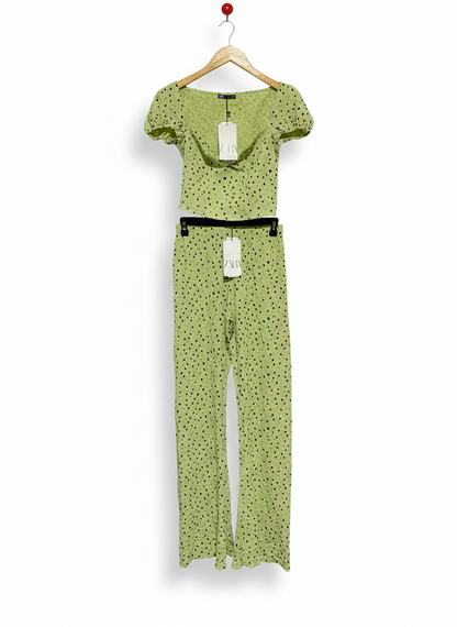 ZARA |S| STYLISH AND PLAYFUL TWO-PIECE SET FEATURING A PUFF-SLEEVE CROP TOP AND MATCHING FLARED TROUSERS