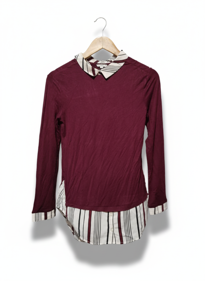 SUZY SHIER  Pullover Top With A Burgundy Body Striped Collar And Vented Hem