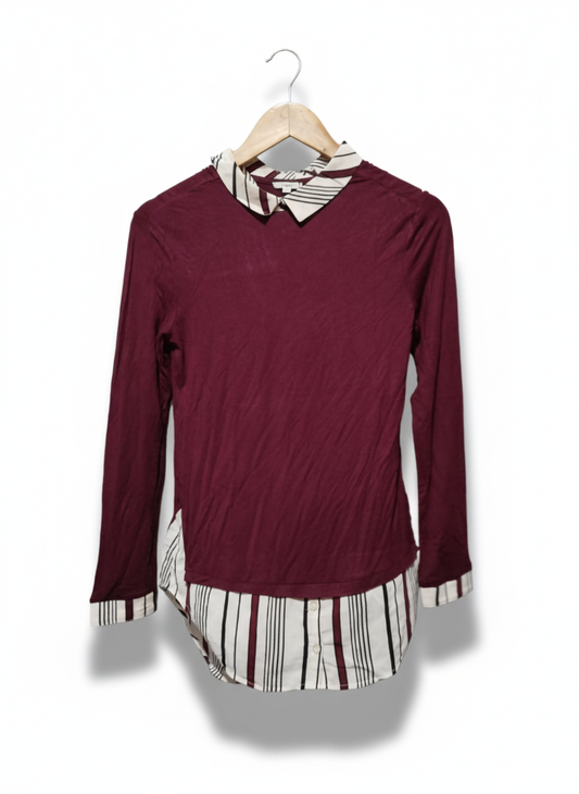 SUZY SHIER  Pullover Top With A Burgundy Body Striped Collar And Vented Hem