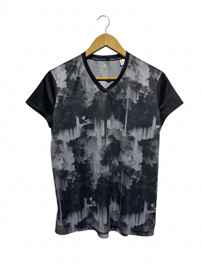 ADIDAS |L| BUST 20| B4| PERFORMANCE V-NECK TRAINING TEE WITH ABSTRACT MONOCHROME PRINT
