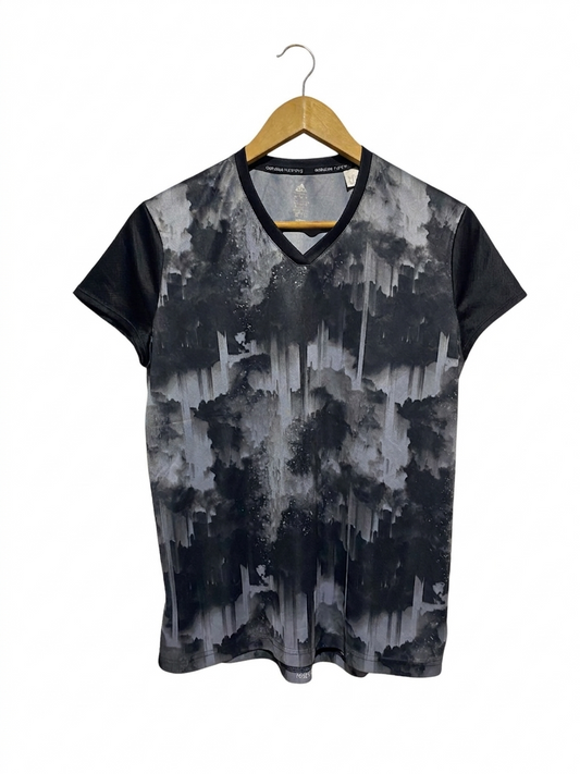 ADIDAS |L| BUST 20| B4| PERFORMANCE V-NECK TRAINING TEE WITH ABSTRACT MONOCHROME PRINT