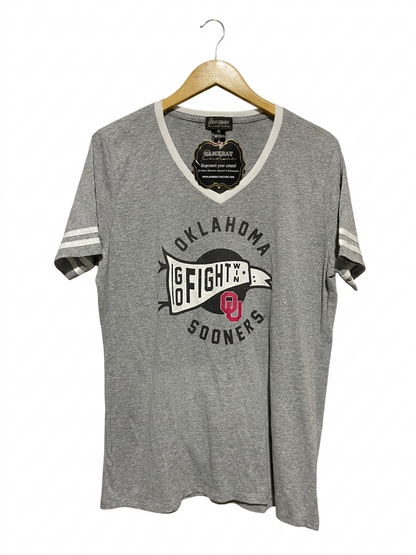 GAME DAY |L| BUST 21| B11| UNIVERSITY OF OKLAHOMA SOONERS VINTAGE STYLE V-NECK TEE