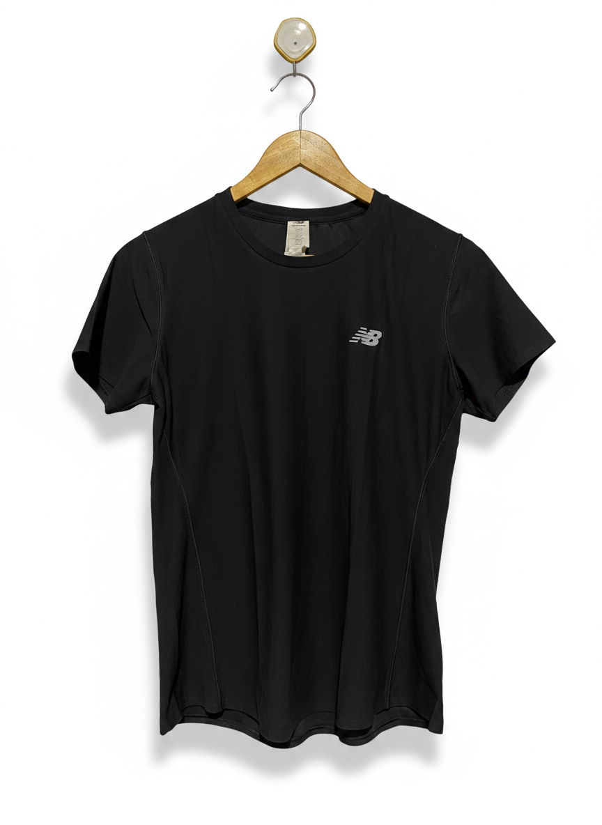 NEW BALANCE |M| BUST 18| SLEEK BLACK SHORT SLEEVE PERFORMANCE TOP WITH REFLECTIVE LOGO