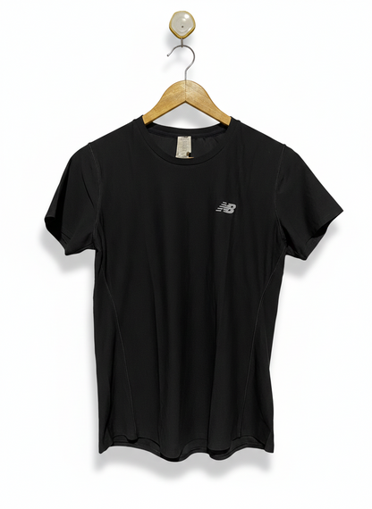 NEW BALANCE |M| BUST 18| SLEEK BLACK SHORT SLEEVE PERFORMANCE TOP WITH REFLECTIVE LOGO