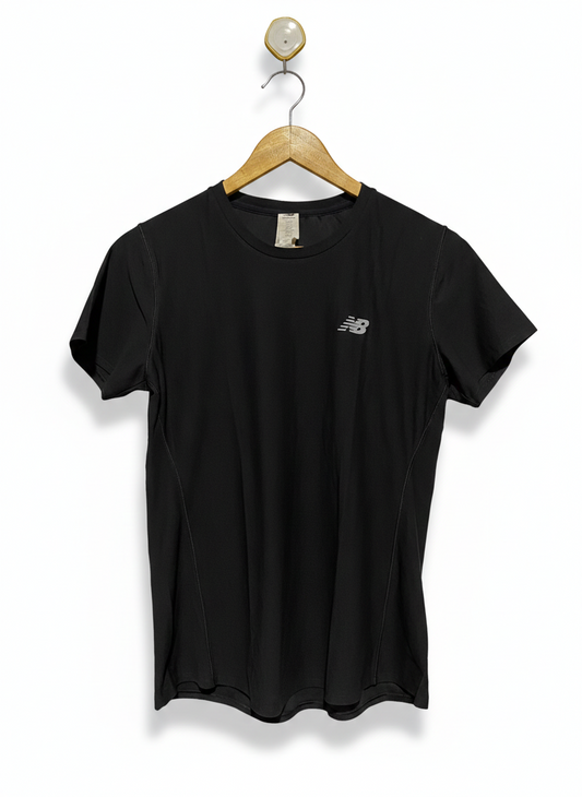 NEW BALANCE |M| BUST 18| SLEEK BLACK SHORT SLEEVE PERFORMANCE TOP WITH REFLECTIVE LOGO