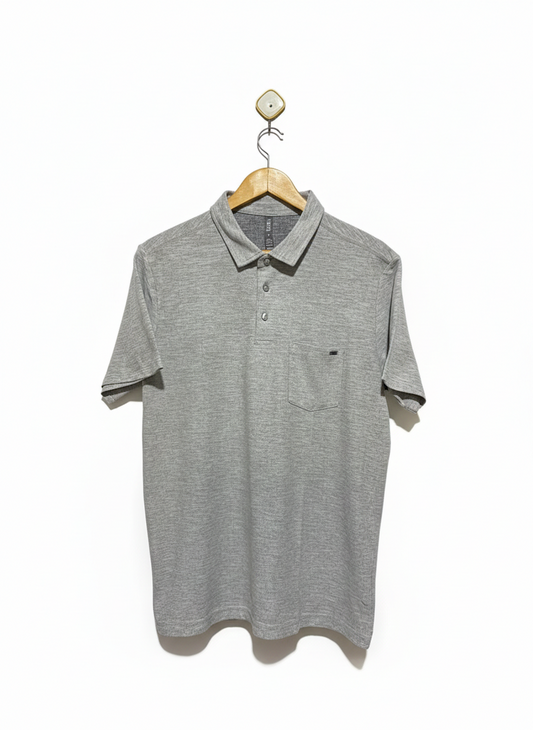 VUORI |M| BUST 21| B12|  The polo shirt has a modern, tailored fit with a self-collar, three-button placket, and a left chest pocket