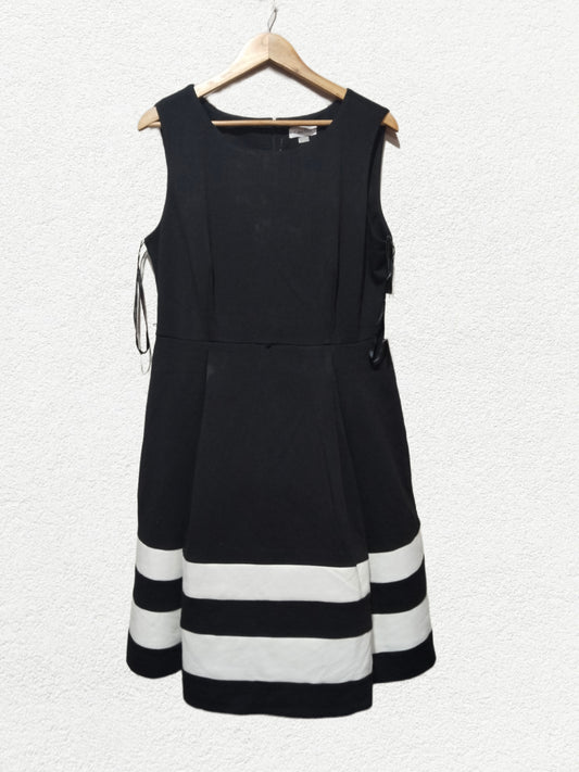 Calvin Klein Black/White Fit & Flare Dress W-19 / L-38
