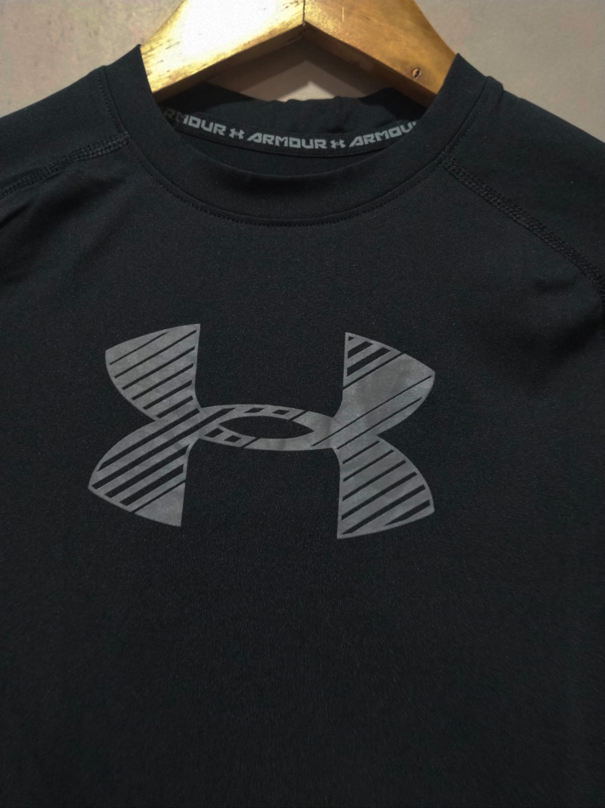 Under Armour Youth HeatGear Fitted Long Sleeve T Shirt  W-15 / L-23