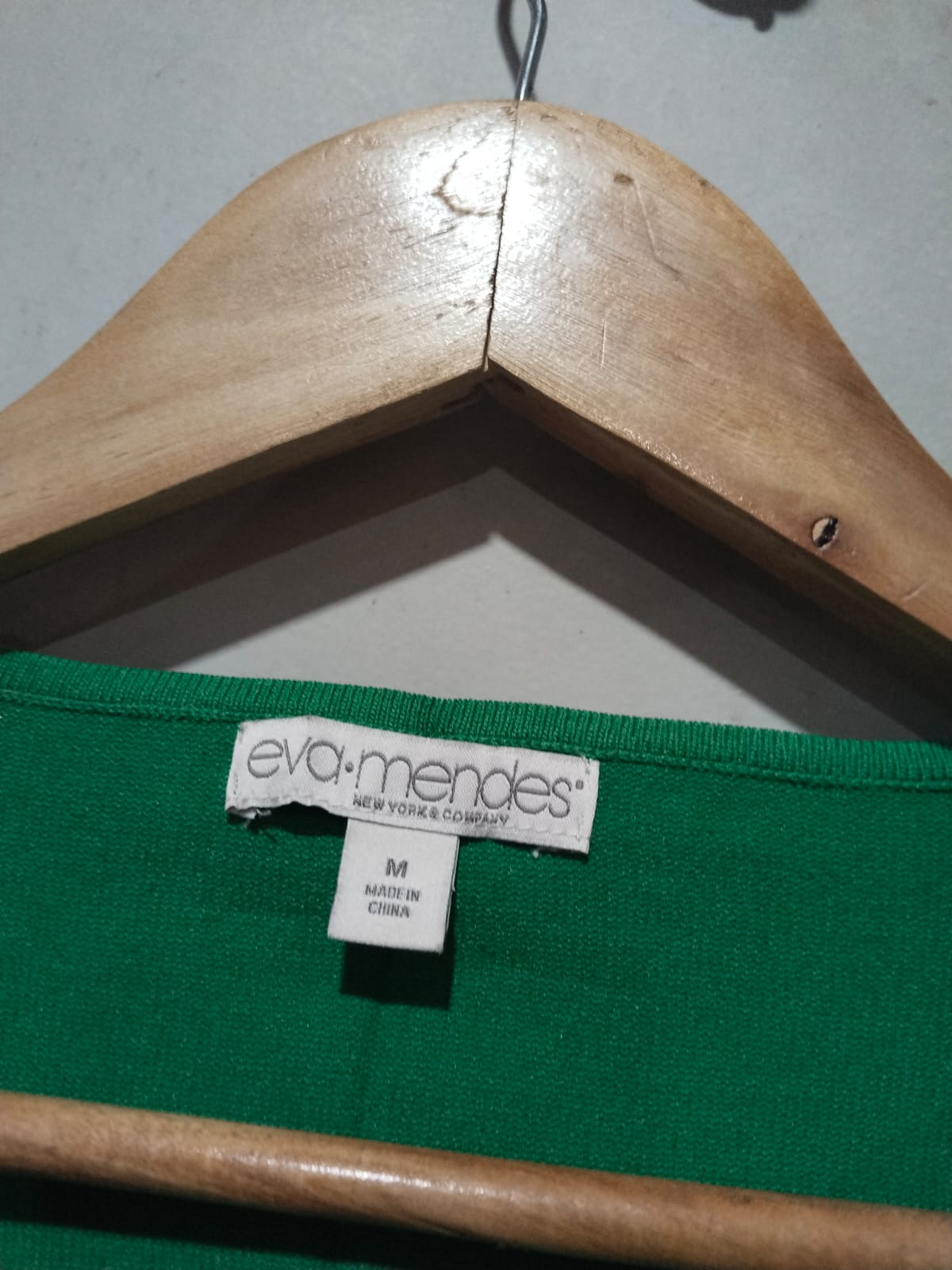 EVA-MENDES Women's Cropped Silhouette V-Neck T-Shirt