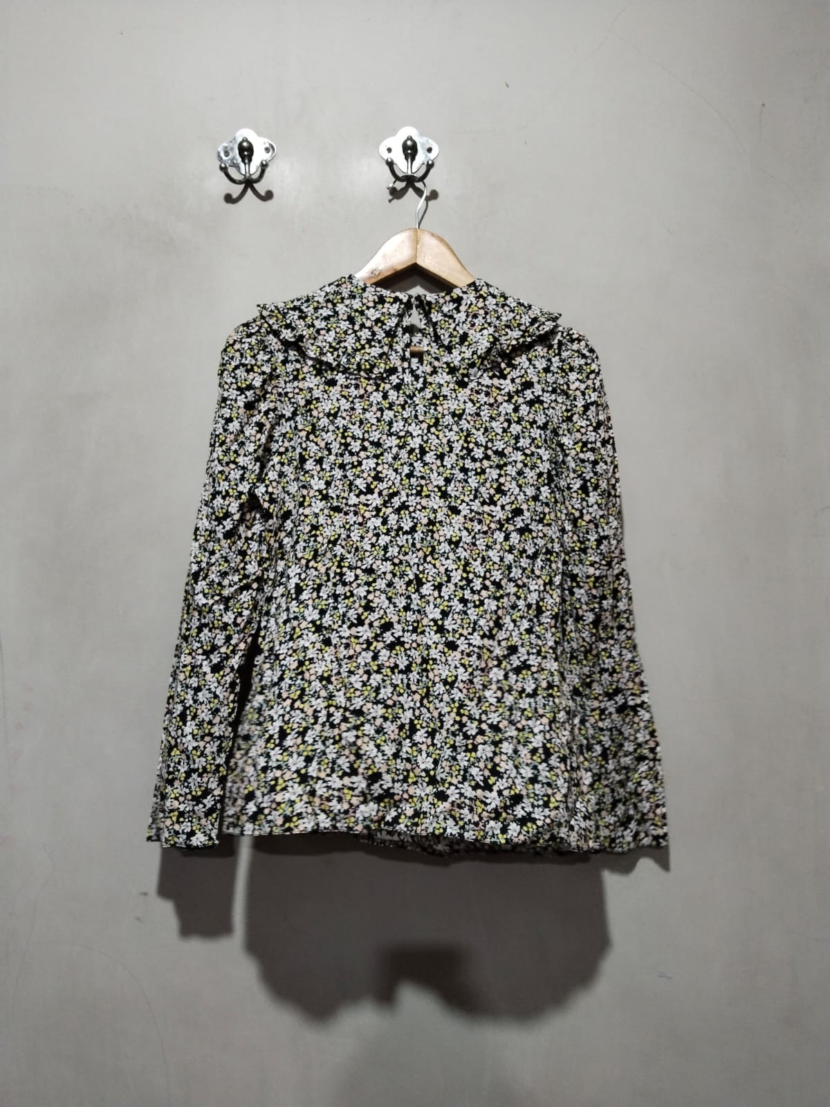 PAPAYA Multicolored Floral Print V-Neck Long-Sleeve Blouse With A Ruffle Trim