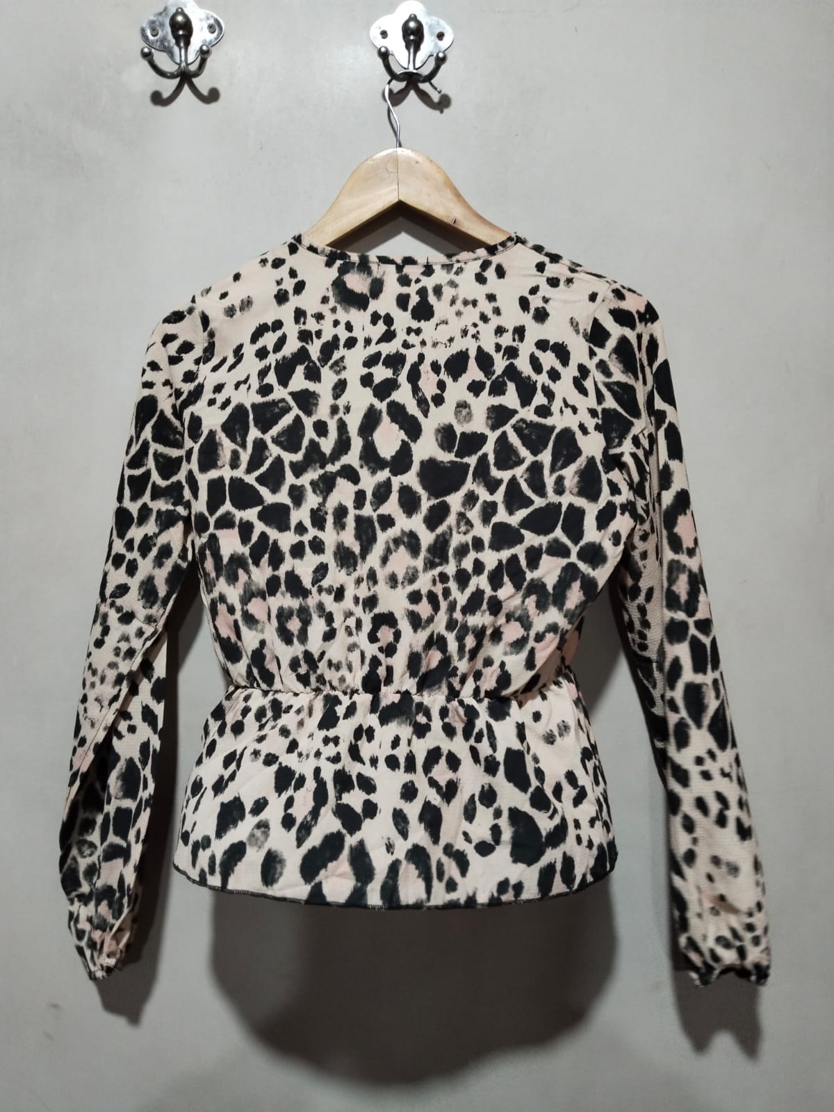 BOOHOO  Pleated Leopard Print V-neck Faux Wrap Crop Top Long Sleeve Blouse