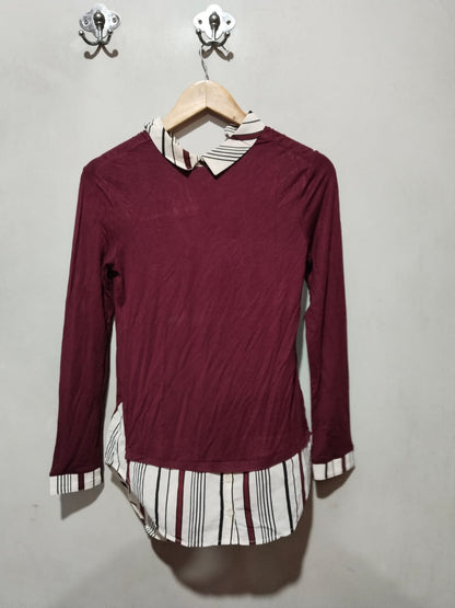 SUZY SHIER  Pullover Top With A Burgundy Body Striped Collar And Vented Hem