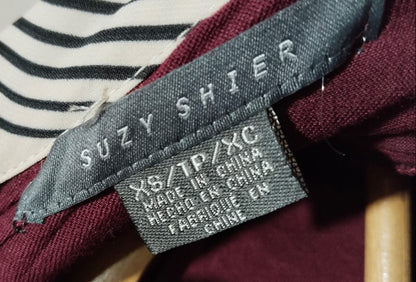 SUZY SHIER  Pullover Top With A Burgundy Body Striped Collar And Vented Hem