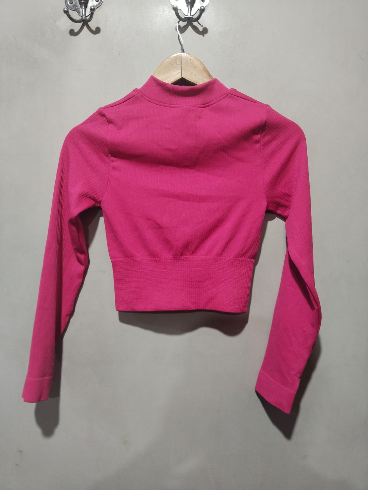 Performance Gym Wear: High-Waisted Leggings & Zip Crop Top