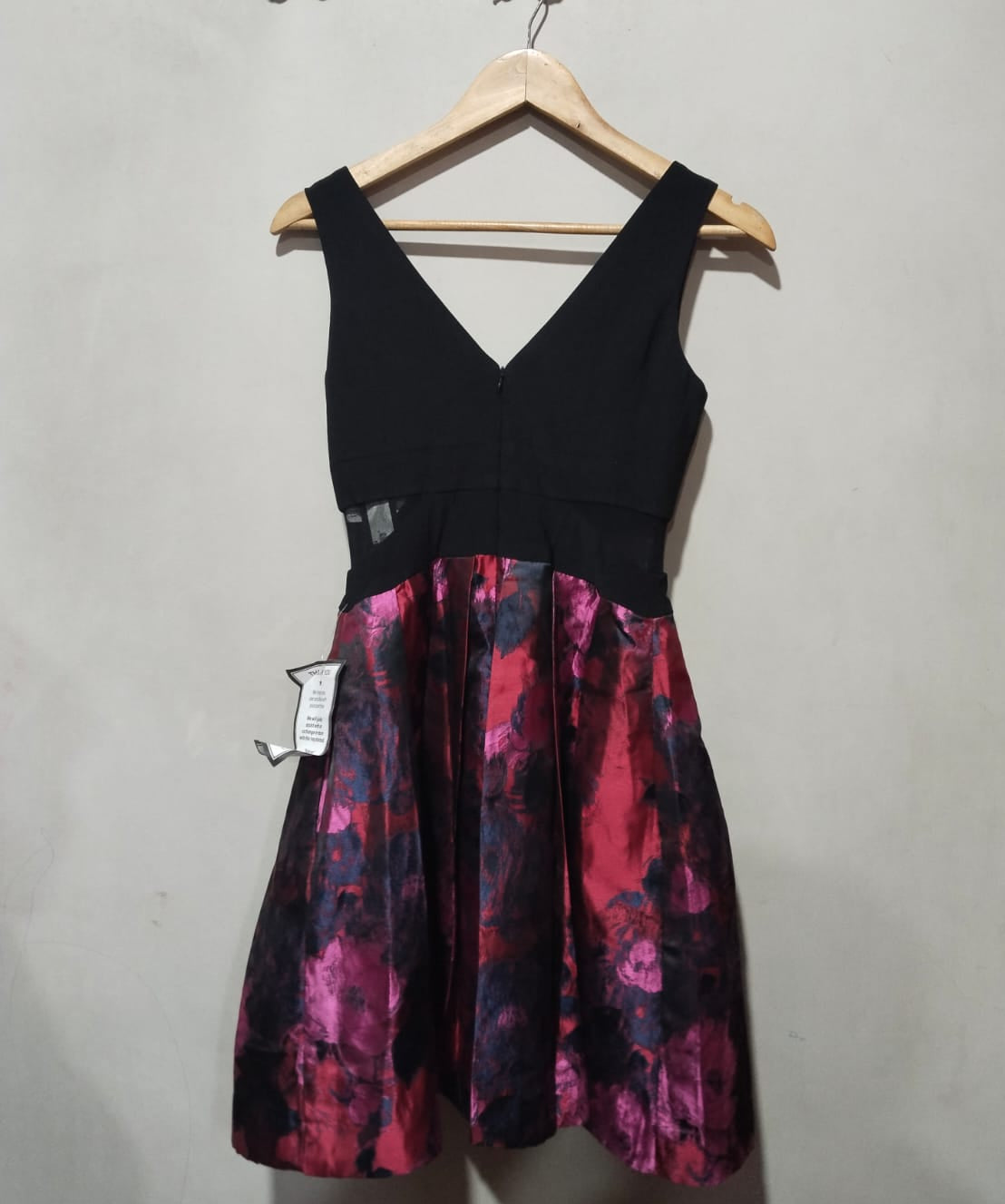 XSCAPE | S |Bust 15 | Black V-Neck Floral Brocade Fit & Flare Dress